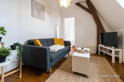 Télévision ou salle de divertissement dans l'établissement Suites Mana - Te Fiti en Plein Centre de la Place Ducale avec vue sur les toits