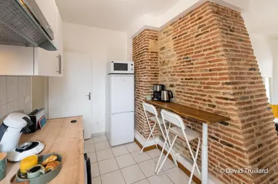 Cuisine ou kitchenette dans l'établissement Suites Mana - Te Fiti en Plein Centre de la Place Ducale avec vue sur les toits