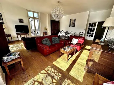 Télévision ou salle de divertissement dans l'établissement Le Grand Rockefeller Parvis de la Cathédrale de Reims
