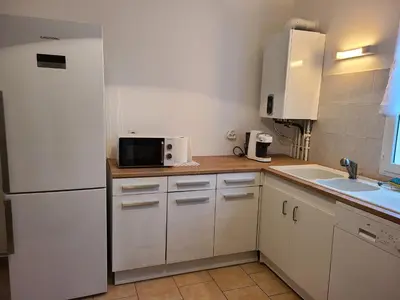 Cuisine ou kitchenette dans l'établissement Charmante maison