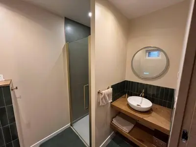 Salle de bains dans l'établissement L'Annexe - logement en Champagne