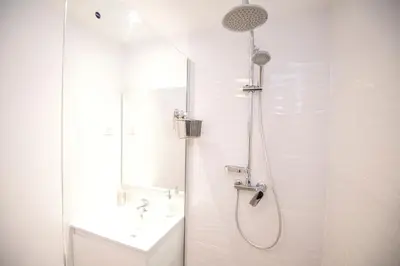 Salle de bains dans l'établissement KASA Gloria - Studio cosy centre-ville - Parking & Wifi gratuits, tout équipé