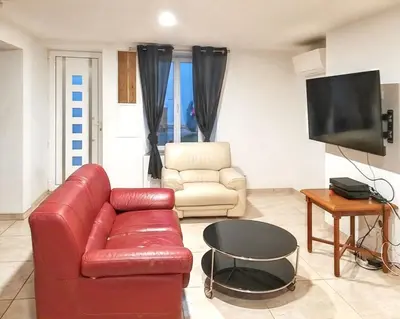Télévision ou salle de divertissement dans l'établissement Maison charmante à Crouy-sur-Ourcq avec jardin privé.