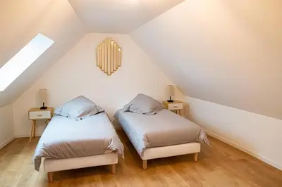 Un ou plusieurs lits dans un hébergement de l'établissement Gîte Les Camélias 2 chambres, 2 salles de bains
