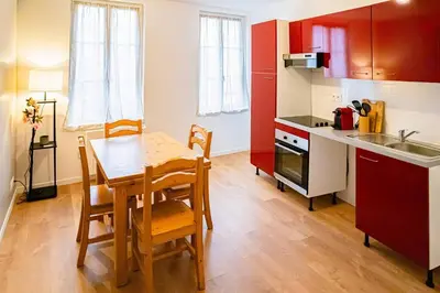 Cuisine ou kitchenette dans l'établissement Gîte Les Camélias 2 chambres, 2 salles de bains