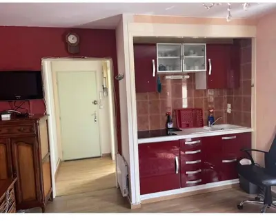 Cuisine ou kitchenette dans l'établissement Studio confortable à Vitry-le-François, 23 m², Terrasse
