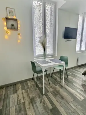 Télévision ou salle de divertissement dans l'établissement Le Jard