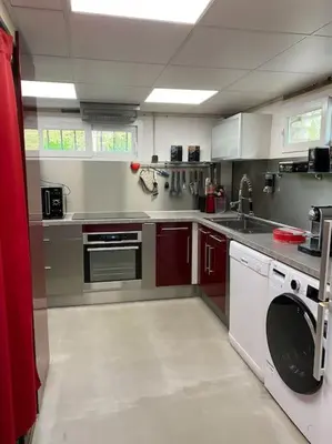 Cuisine ou kitchenette dans l'établissement Logement 4 personnes avec cuisine équipée et parking clos