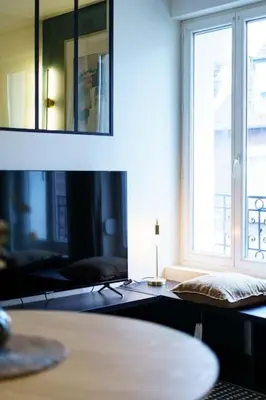 Télévision ou salle de divertissement dans l'établissement La Suite 92 proche gare et centre ville