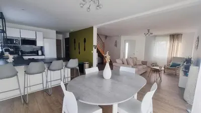 Cuisine ou kitchenette dans l'établissement Superbe Maison avec jardin