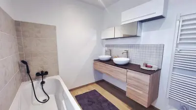 Salle de bains dans l'établissement Superbe Maison avec jardin