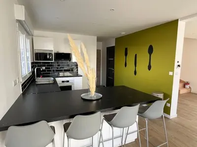 Cuisine ou kitchenette dans l'établissement Superbe Maison avec jardin