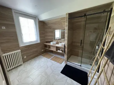 Salle de bains dans l'établissement VILLA DE 450M2 POUR 15 PERS 15 MN DISNEYLAND PARIS ET 45MN PARIS AVEC GRAND JARDIN