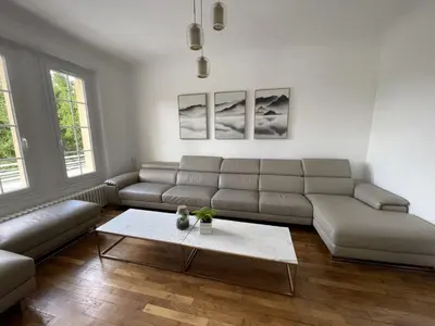 Coin salon dans l'établissement VILLA DE 450M2 POUR 15 PERS 15 MN DISNEYLAND PARIS ET 45MN PARIS AVEC GRAND JARDIN
