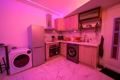 Cuisine ou kitchenette dans l'établissement L'Elixir d'Amour Love Room proche Disneyland
