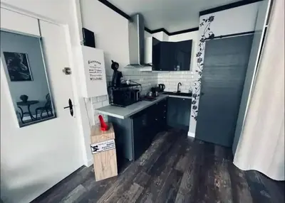 Cuisine ou kitchenette dans l'établissement Orphelin studio avec Balnéo proche centre ville
