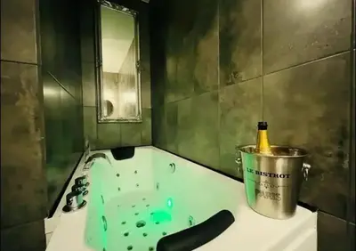 Salle de bains dans l'établissement Orphelin studio avec Balnéo proche centre ville