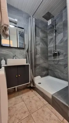 Salle de bains dans l'établissement Léa rdc centre-ville rénové concon cosy parking 36m2