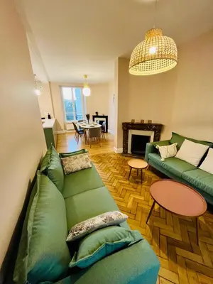Coin salon dans l'établissement Maison Meulière avec jardin