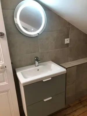 Salle de bains dans l'établissement Maison Meulière avec jardin