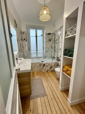 Salle de bains dans l'établissement Maison Meulière avec jardin