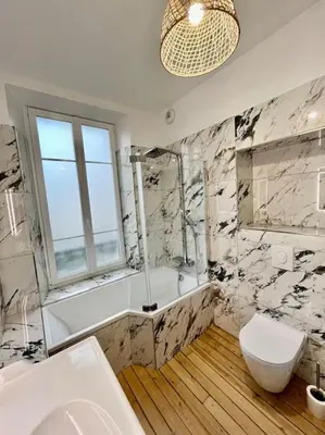 Salle de bains dans l'établissement Maison Meulière avec jardin