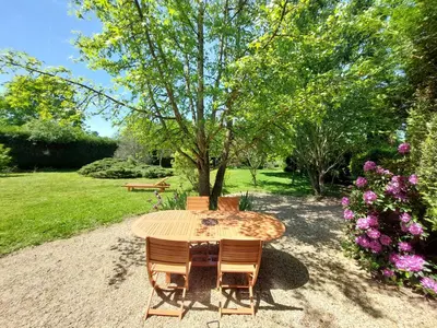 Jardin de l'établissement Maison de campagne près d'un plan d'eau et des belles forêts !