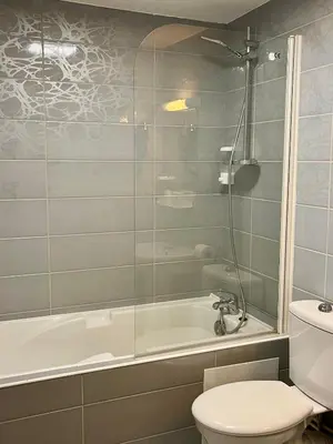Salle de bains dans l'établissement Armor Hotel