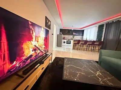 Télévision ou salle de divertissement dans l'établissement E Servagnat T3 luxe avec Sauna Jacuzzi et Hammam