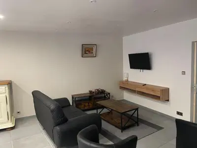 Télévision ou salle de divertissement dans l'établissement Les Gîtes de Monthermé L'Appartement belvédère sur Monthermé