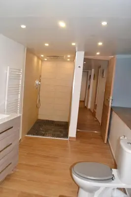 Salle de bains dans l'établissement Les Gîtes de Monthermé L'Appartement belvédère sur Monthermé