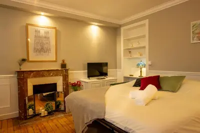 Télévision ou salle de divertissement dans l'établissement Cosy Art Gallery
