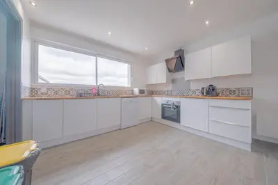 Cuisine ou kitchenette dans l'établissement Le Trianon - Parking Privé
