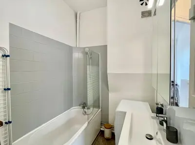 Salle de bains dans l'établissement Suite Montoison Reims