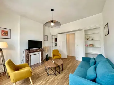 Télévision ou salle de divertissement dans l'établissement Suite Montoison Reims
