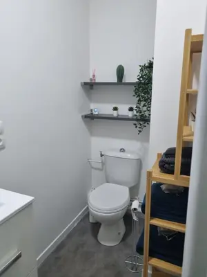 Salle de bains dans l'établissement La Cigale