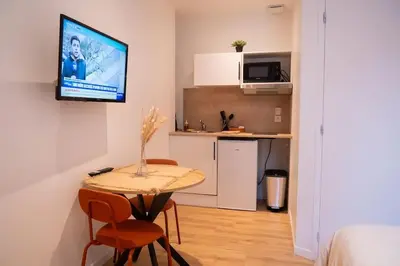 Cuisine ou kitchenette dans l'établissement Studio Paisible 2pers wifi gare