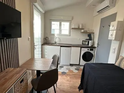 Cuisine ou kitchenette dans l'établissement Charmant Studio Robespierre