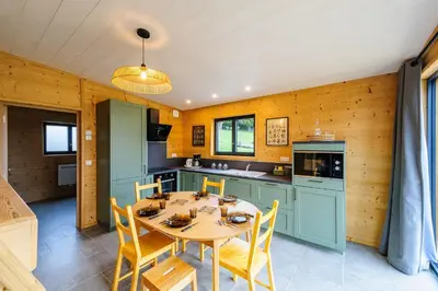 Cuisine ou kitchenette dans l'établissement Cottage 3 chambres - Chaleureux chalet pour 6