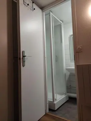 Salle de bains dans l'établissement Studio Rémois - WIFI/Netflix