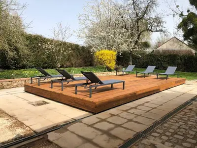 Jardin de l'établissement MAISONS - SAUNA, HAMMAN ET PISCINE. FÊTES INTERDIT