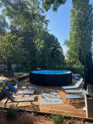 Piscine de l'établissement Le SAN - Chambre d'hôtes INCLUSIVE & ÉCORESPONSABLE ou située à proximité