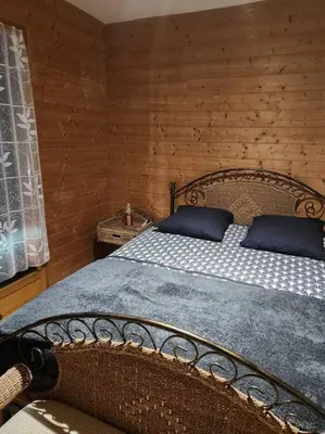 Un ou plusieurs lits dans un hébergement de l'établissement Chalet Antlana 2 avec cheminée