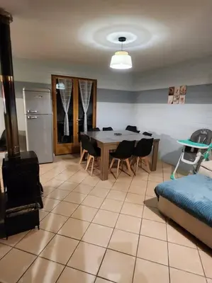 Coin salon dans l'établissement Chalet Antlana 2 avec cheminée