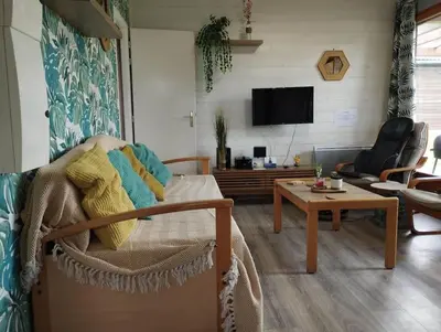 Télévision ou salle de divertissement dans l'établissement Gîte n°4, en pleine nature, frontalier