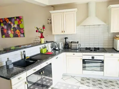 Cuisine ou kitchenette dans l'établissement Maison entière et spacieuse Gîte Dovie
