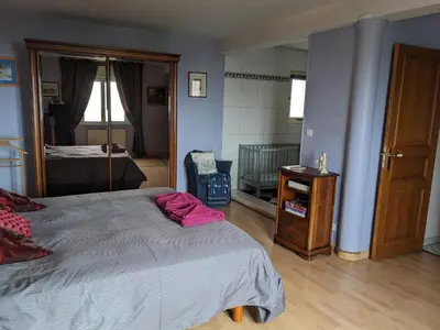 Un ou plusieurs lits dans un hébergement de l'établissement Maison entière et spacieuse Gîte Dovie