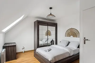 Un ou plusieurs lits dans un hébergement de l'établissement Chic friendly and spacious house