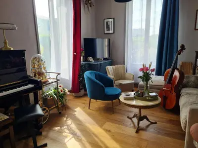 Coin salon dans l'établissement Artist house with piano and charming garden