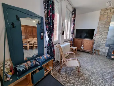 Télévision ou salle de divertissement dans l'établissement Gîte de Charme Isolé, Ferme Authentique, 4 Chb, Jardin, Randonnées, Val Joly à Proximité - FR-1-510-204